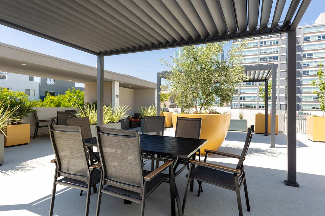 Kingsley Diplomat Apartments in Los Angeles, CA - Building Photo