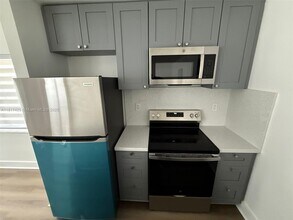 2191 NE 167th St in North Miami Beach, FL - Building Photo - Building Photo