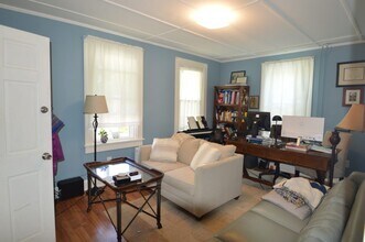 19 Dixon St, Unit 2 in Newport, RI - Building Photo - Building Photo