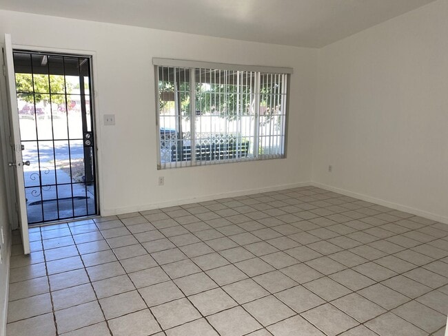 6804 Wilson Rd in Bakersfield, CA - Foto de edificio - Building Photo