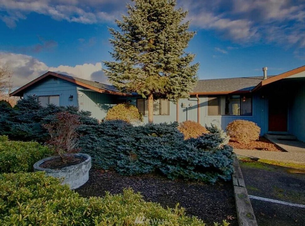 1806 N 40th Pl in Mount Vernon, WA - Building Photo