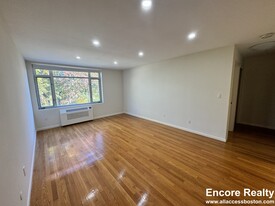 22 Vernon St, Unit 412 in Brookline, MA - Foto de edificio - Building Photo