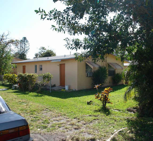 214-218 NW 8th Ave in Dania Beach, FL - Building Photo - Building Photo