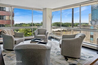 320 W Oakdale Ave in Chicago, IL - Building Photo - Building Photo