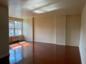 Westfield Gardens Apartments in Camden, NJ - Building Photo - Interior Photo