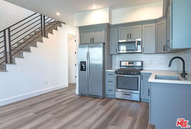 525 Normandie Ave-Unit -525 1/2 in Los Angeles, CA - Building Photo - Building Photo