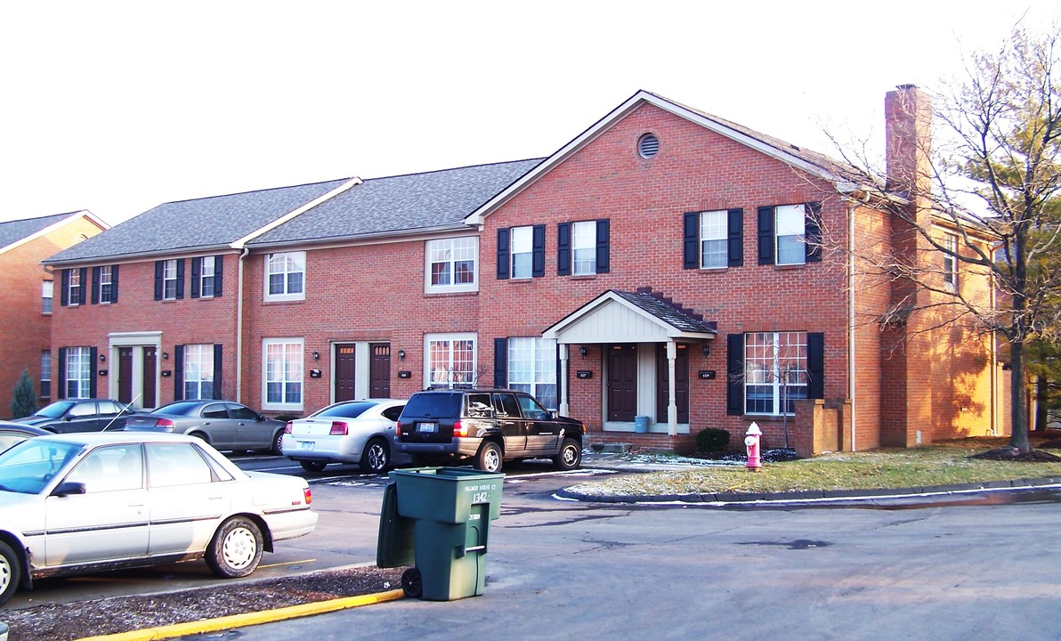 Brafferton Village Condominum (por) in Columbus, OH - Foto de edificio