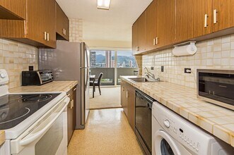 2085 Ala Wai Blvd in Honolulu, HI - Building Photo - Building Photo