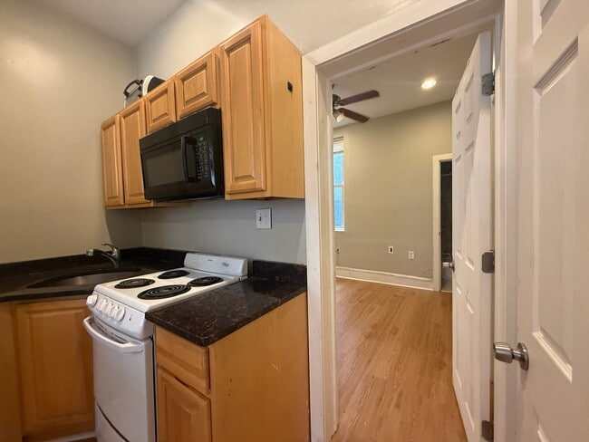 1828 W Diamond St in Philadelphia, PA - Foto de edificio - Building Photo