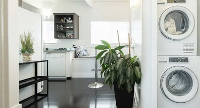 2325 Kansas Ave in Santa Monica, CA - Building Photo - Building Photo