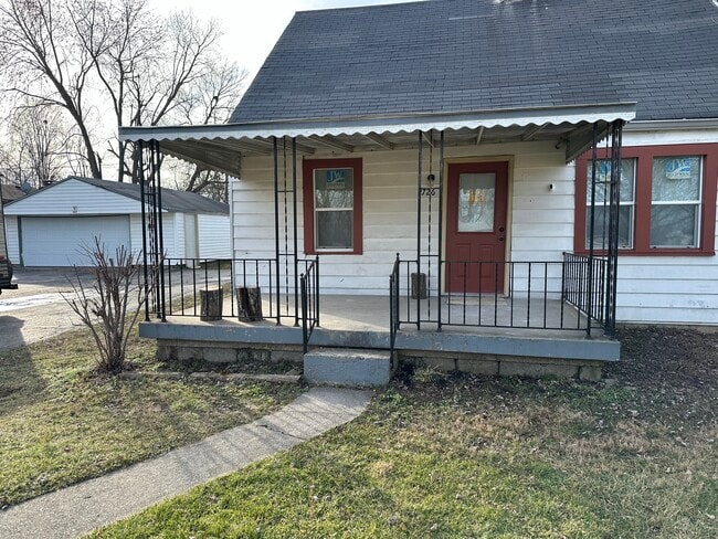property at 2726 S Lyons Ave