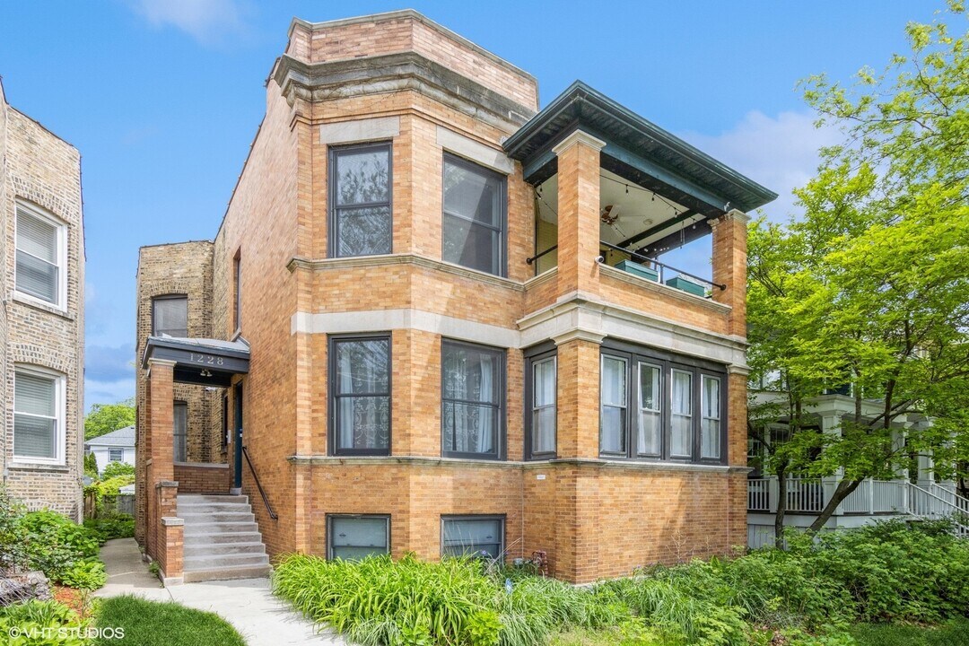 1228 W Glenlake Ave in Chicago, IL - Building Photo