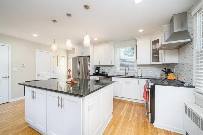 property at 118 W 46th St