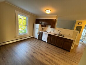 7 Spring St in Brunswick, ME - Building Photo - Building Photo