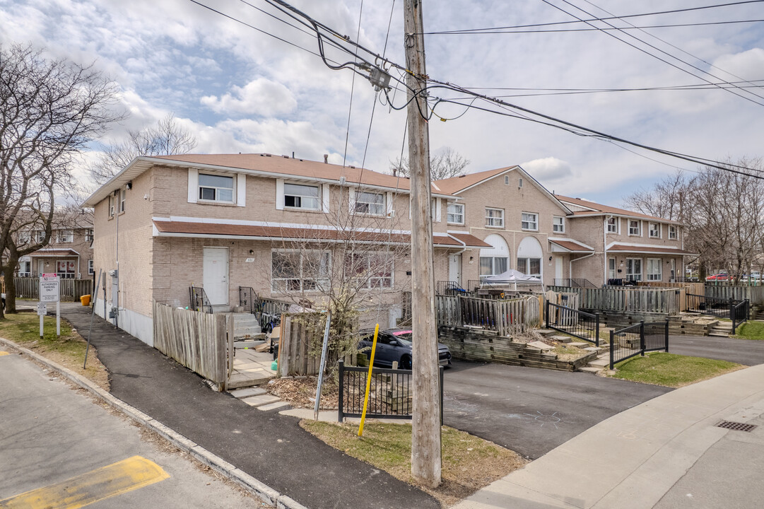 515 Queen Victoria Dr in Hamilton, ON - Building Photo
