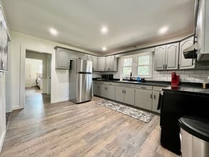 126 Chunns Cove Rd in Asheville, NC - Building Photo - Building Photo