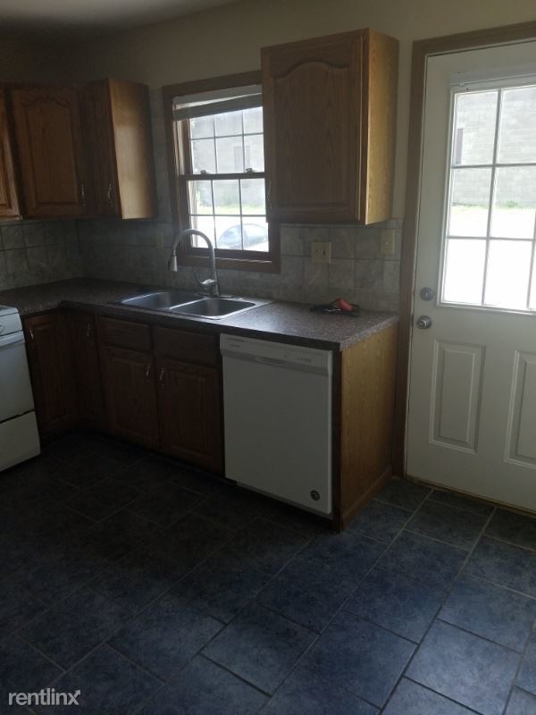 100 E Vine St in Taylorville, IL - Building Photo - Building Photo