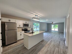 7995 Case Dr in Lambertville, MI - Foto de edificio - Building Photo