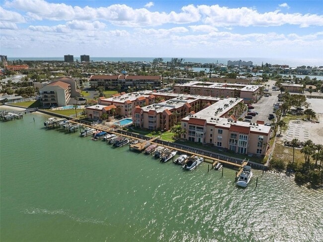 8911 Blind Pass Rd in St Pete Beach, FL - Foto de edificio - Building Photo