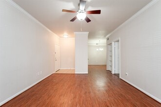 2255 Braeswood Park Dr in Houston, TX - Foto de edificio - Building Photo