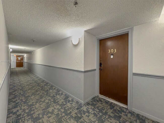 250 NE 181st St in Sunny Isles Beach, FL - Building Photo - Building Photo