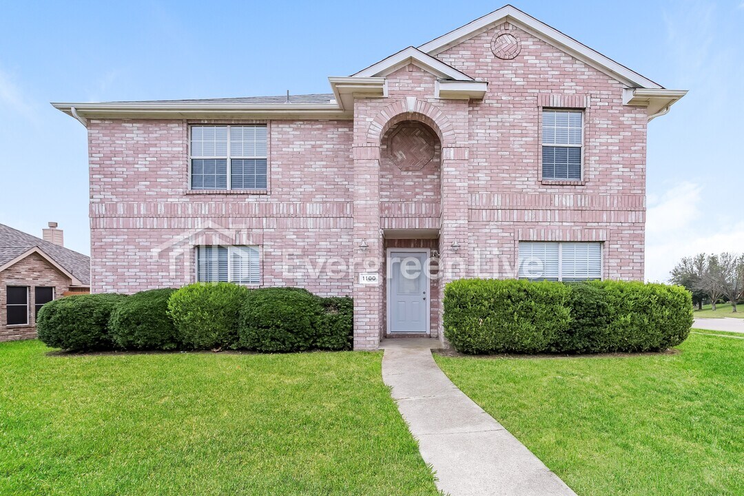 1100 Beechwood Ln in Cedar Hill, TX - Building Photo