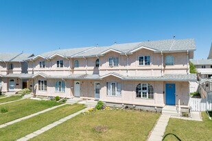 32 Davis in Red Deer, AB - Building Photo