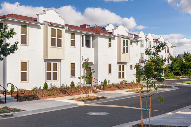 Hutchinson Green Apartments in Chico, CA - Building Photo - Building Photo