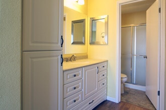 1201 Glen Cove Pky, Unit 1713 in Vallejo, CA - Foto de edificio - Building Photo