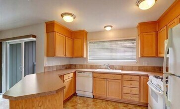 7818 227th St SW in Edmonds, WA - Building Photo - Building Photo