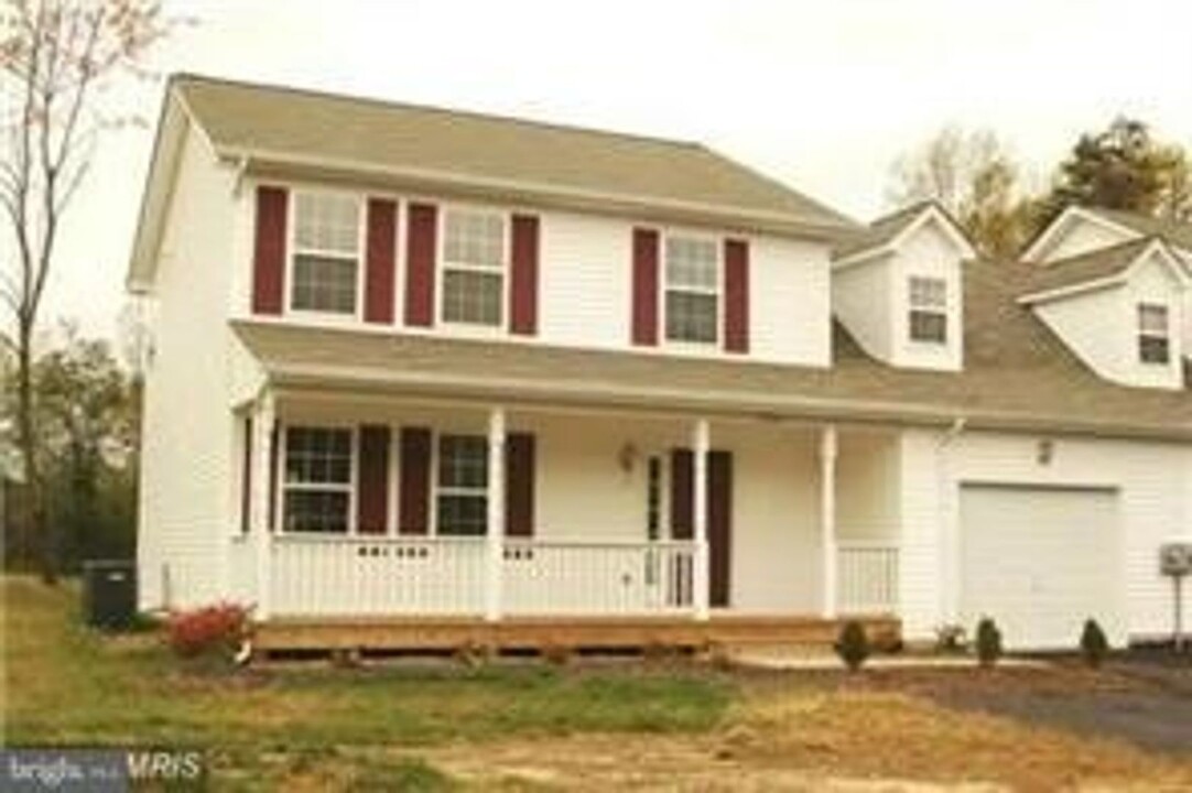 11062 Vernon Woods Dr in King George, VA - Building Photo