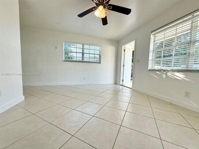 906 SW 7th Terrace in Hallandale Beach, FL - Building Photo - Building Photo
