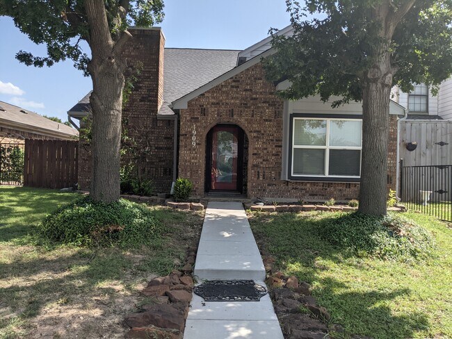 property at 1909 Lavaca Ct