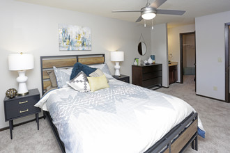 Aspenwoods Apartments in Eagan, MN - Building Photo - Interior Photo