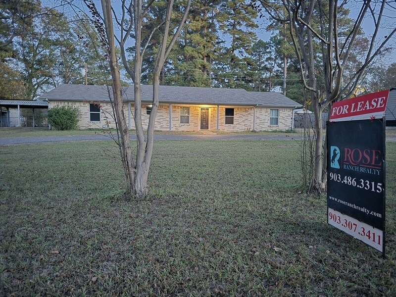 1514 State Hwy 155 in Gilmer, TX - Foto de edificio