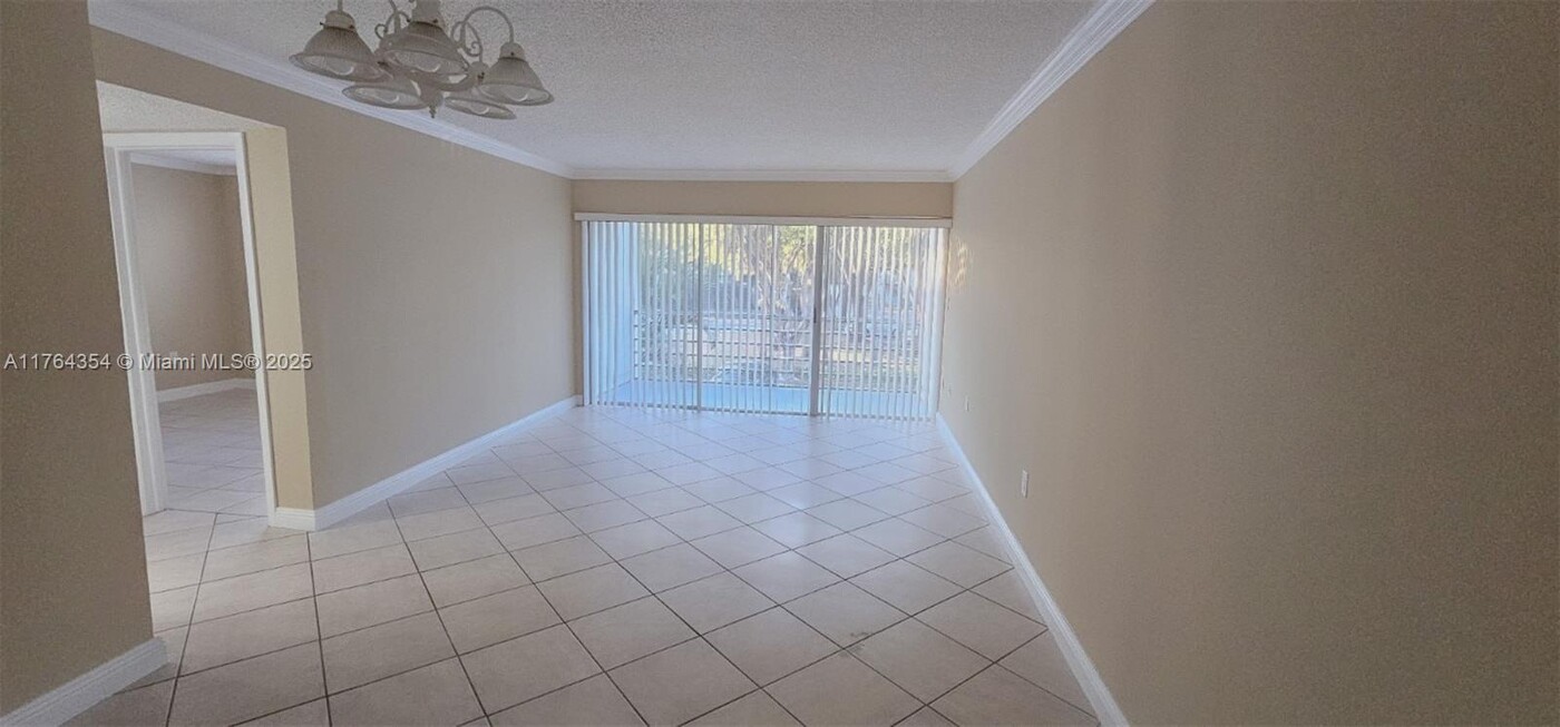 4235 N University Dr in Sunrise, FL - Building Photo