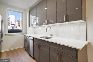 225 N 12th St in Philadelphia, PA - Building Photo