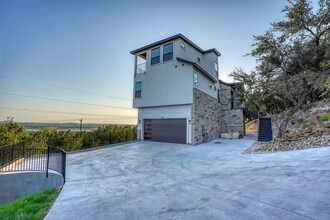 7002 Deepwood Dr in Lago Vista, TX - Foto de edificio - Building Photo