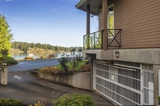 2326 Harbour Rd in Sidney, BC - Building Photo - Building Photo