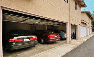 Bowen Court Senior Community in Huntington Beach, CA - Foto de edificio - Other