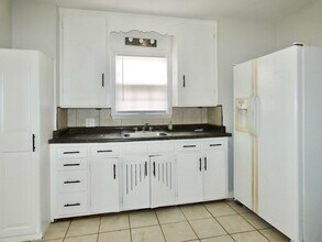 2211 W Sylvania Ave in Toledo, OH - Building Photo - Building Photo