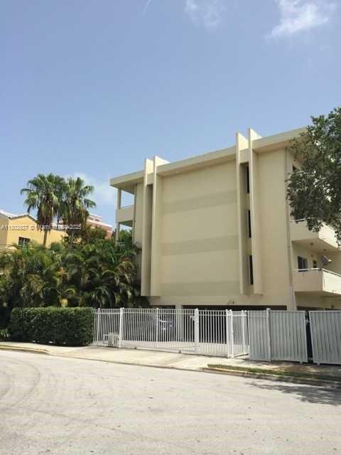 5839 SW 74th Terrace in South Miami, FL - Building Photo - Building Photo