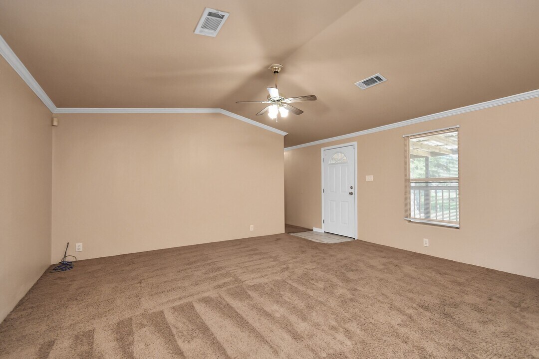 111 Maple Ln in Shepherd, TX - Building Photo