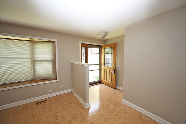 122 Lela Ln in Schaumburg, IL - Building Photo - Building Photo