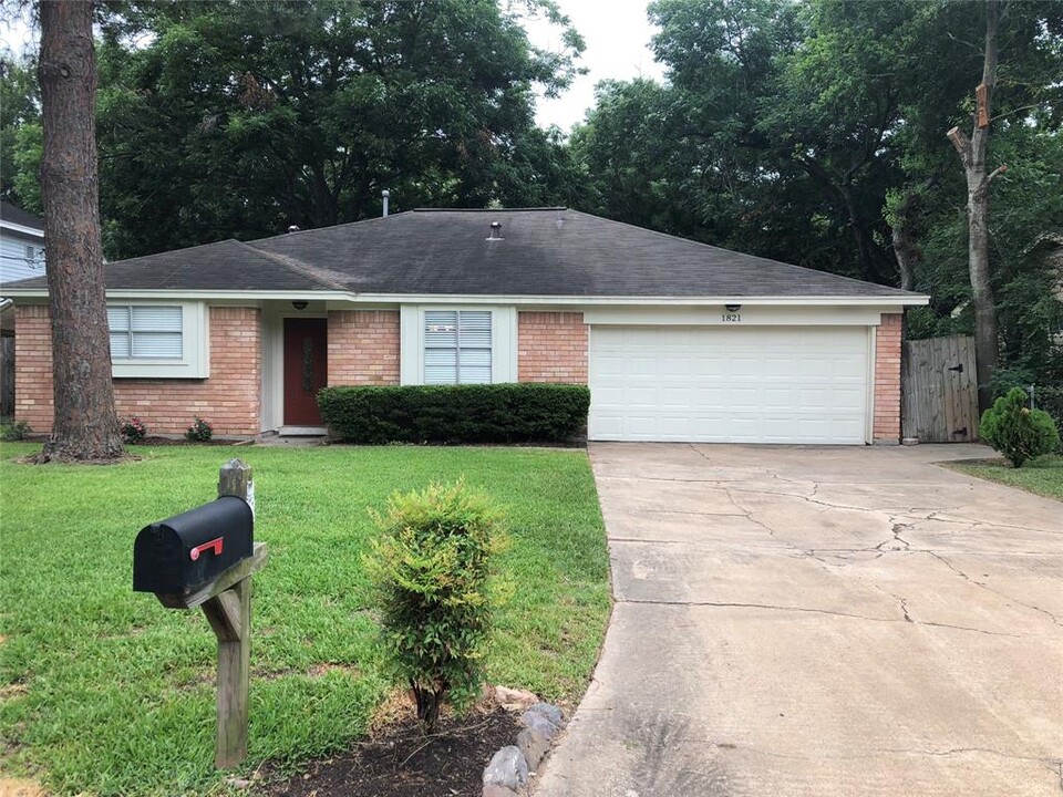 1821 Airline Dr in Katy, TX - Building Photo