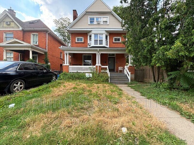 76 Sanford Ave S in Hamilton, ON - Building Photo - Building Photo