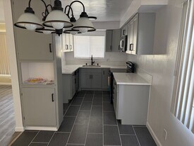 8211 Owensmouth Ave in Canoga Park, CA - Building Photo