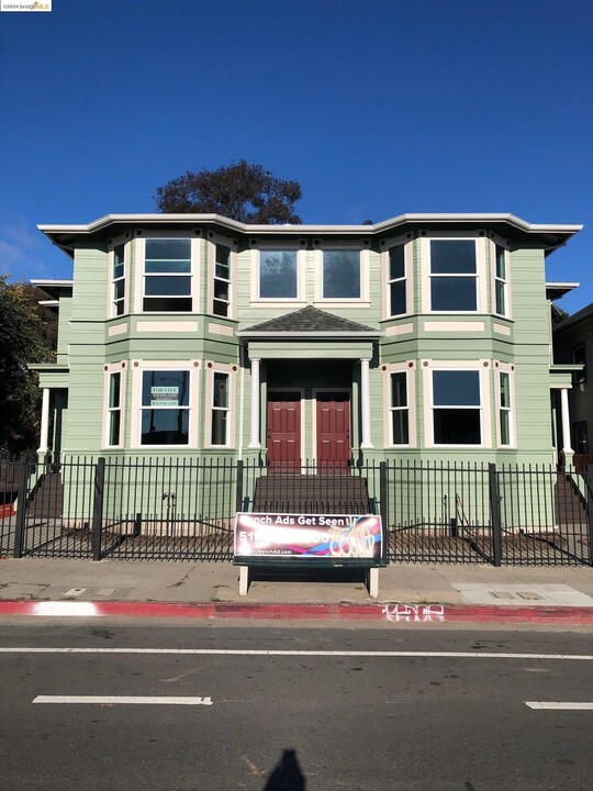 3038 Martin Luther King Jr Way in Oakland, CA - Foto de edificio