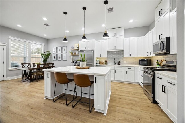 6496 T C Jester Blvd in Houston, TX - Building Photo - Building Photo