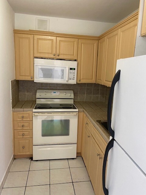 4855 NW 7th St in Miami, FL - Building Photo - Building Photo